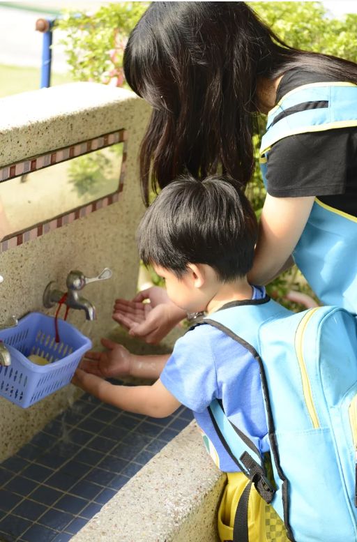 避免腸病毒群聚感染，衛生主管機關呼籲做好校園內消毒、勤洗手。圖／南投衛生局提供