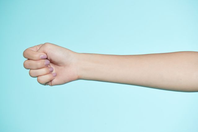 ▼拇指握於四指中，並往小指側下壓，會誘發出大拇指後側的疼痛。