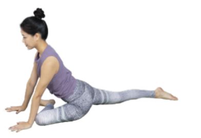 將右腿向後移動，讓腿和髖的空間多一些；身體向前、向下伸展。