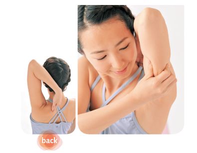 4.以宛如從身體撕下的方式,揉捏、放鬆上臂內側。