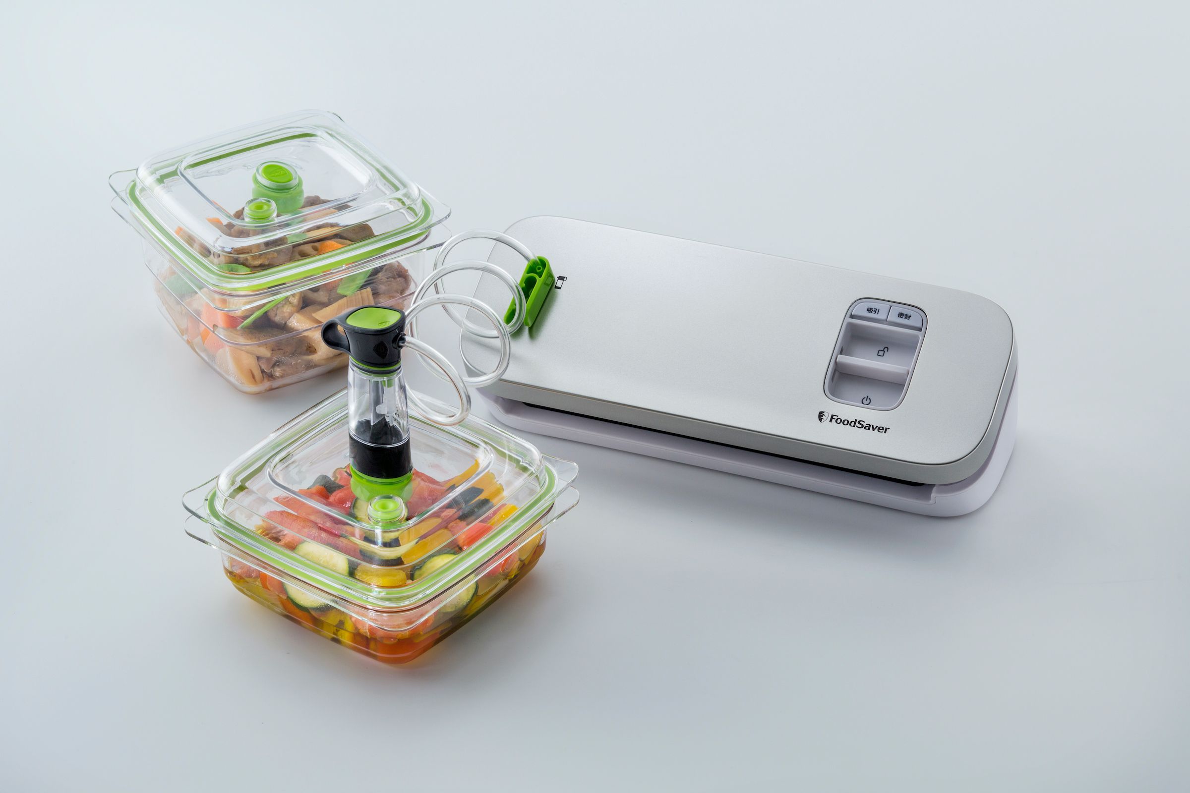 FoodSaver VS1193輕巧型真空保鮮機還可以搭配專屬密鮮盒與真空夾鏈袋使用，尤其湯品或易碎的食材，都很適合使用密鮮盒作真空保存。