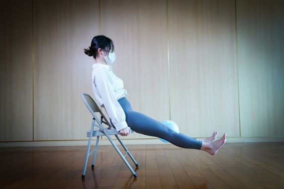 坐姿凱格爾運動：雙腳伸直離地，雙腿夾住球，腳尖向上並維持10秒。