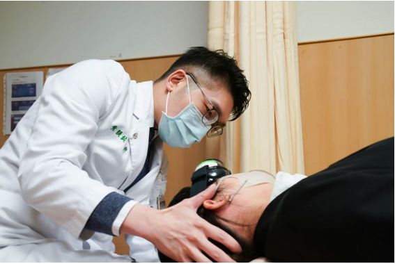 黃韻誠醫師提醒，請民眾在專業醫師的協助下接受耳石復位運動。