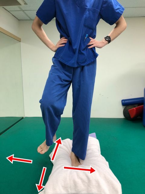 腳點十字方位進階訓練：患側腳定點站立維持不動，健側腳的腳尖分別點向前、後、左、右四個定點