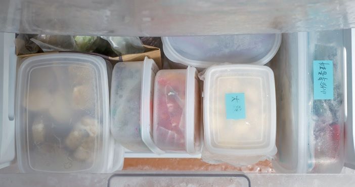 02 如果是抽屜式冷凍庫，就要依類別規劃專屬擺放區。小份量食材集中放在直立式的筒狀盒子裡，較大塊的食材以站立方式擺放。