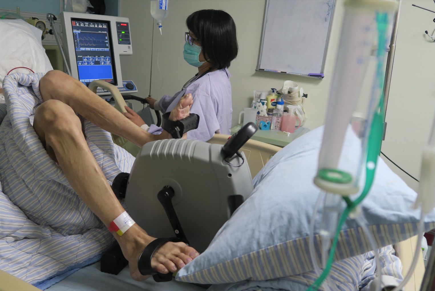 還在彰化醫院加護病房的蔡先生，腳踩自行車器具以恢復肌