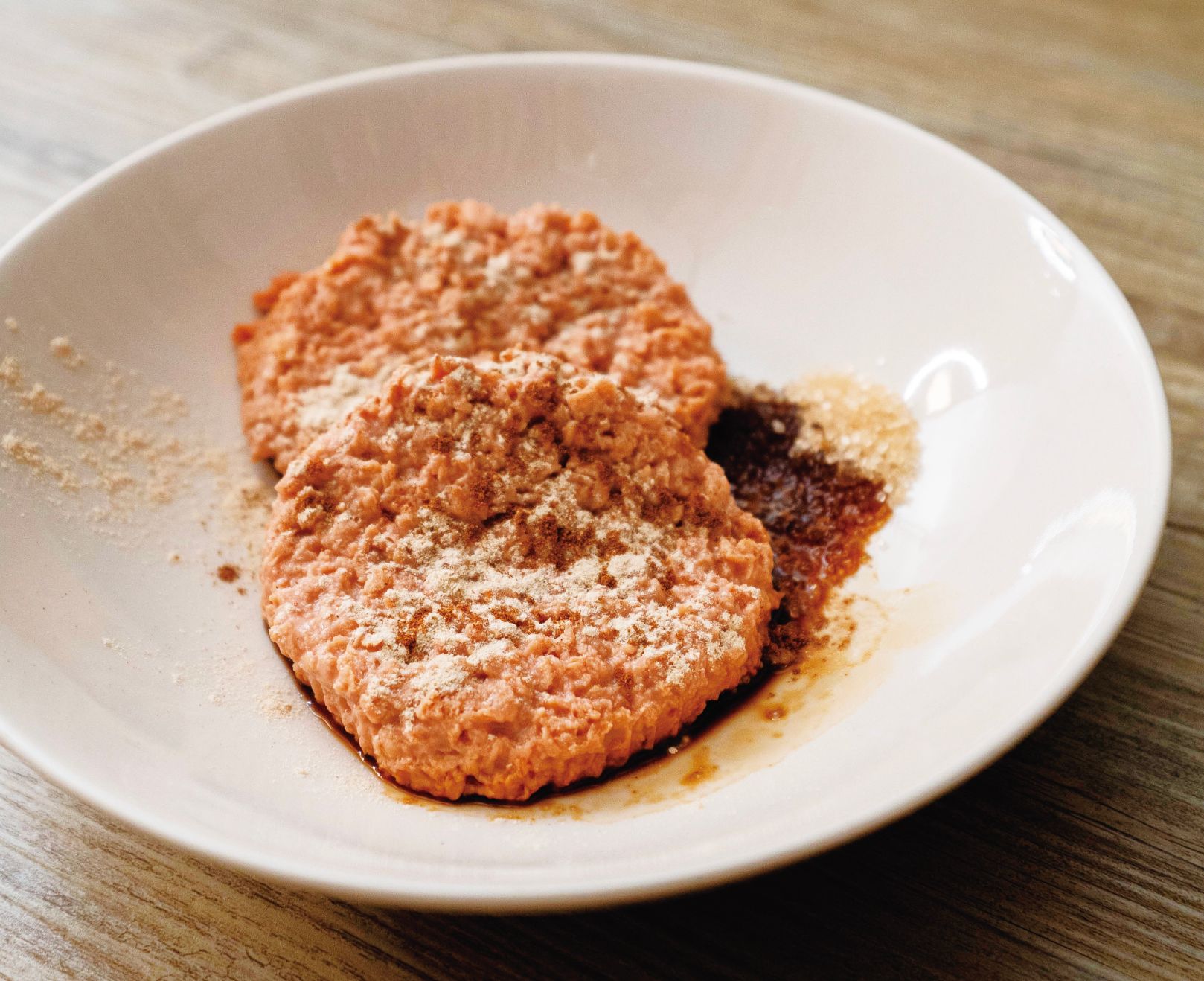 開蓋取出滷包,用剪刀把秋葵剪成片狀放入鍋中,再蓋鍋熬煮10分鐘就可以享用啦!