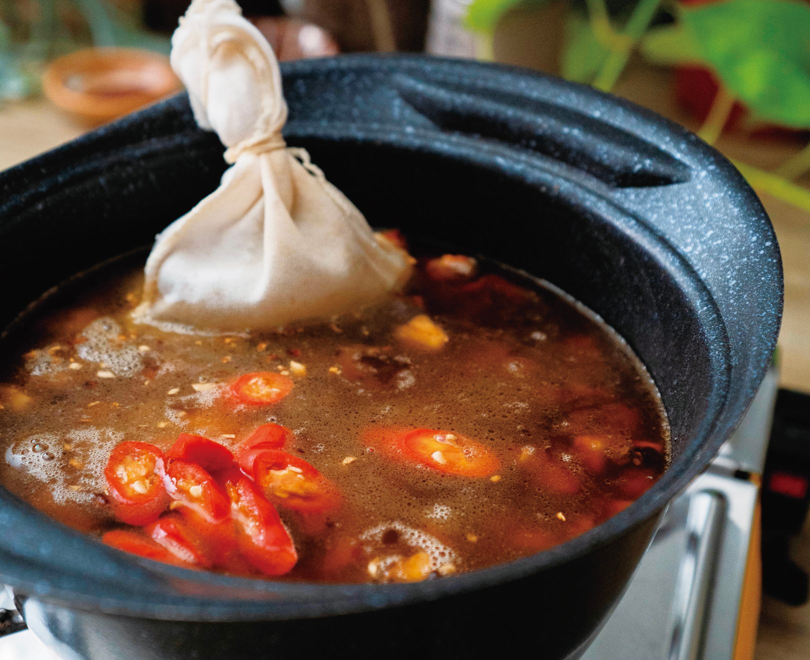 炒鍋倒入香油,放入花椒、八角、小茴香,小火煸香後,取出放入滷包袋。