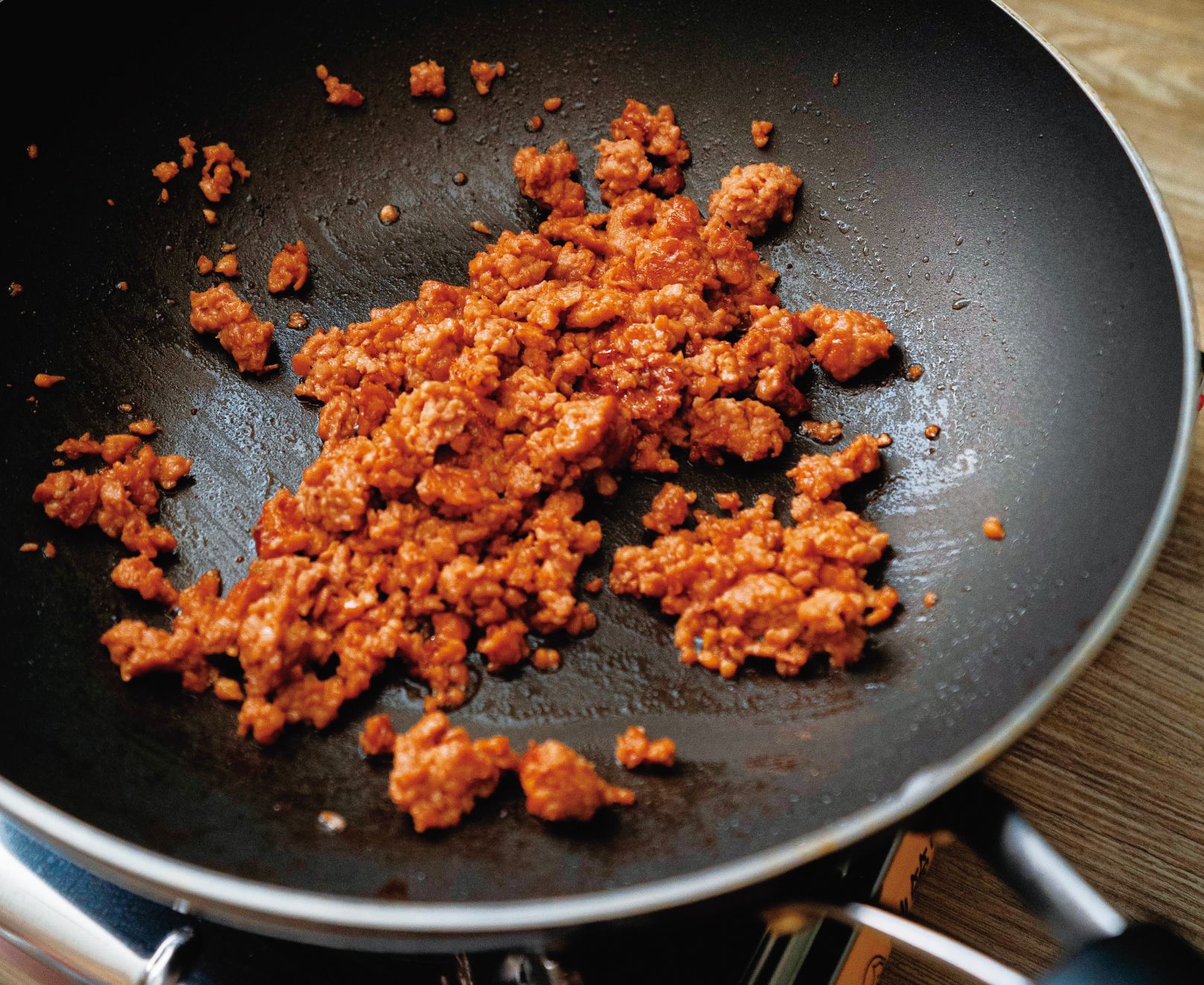 炒好的料放入滷鍋,加入其餘調味料一起拌炒。