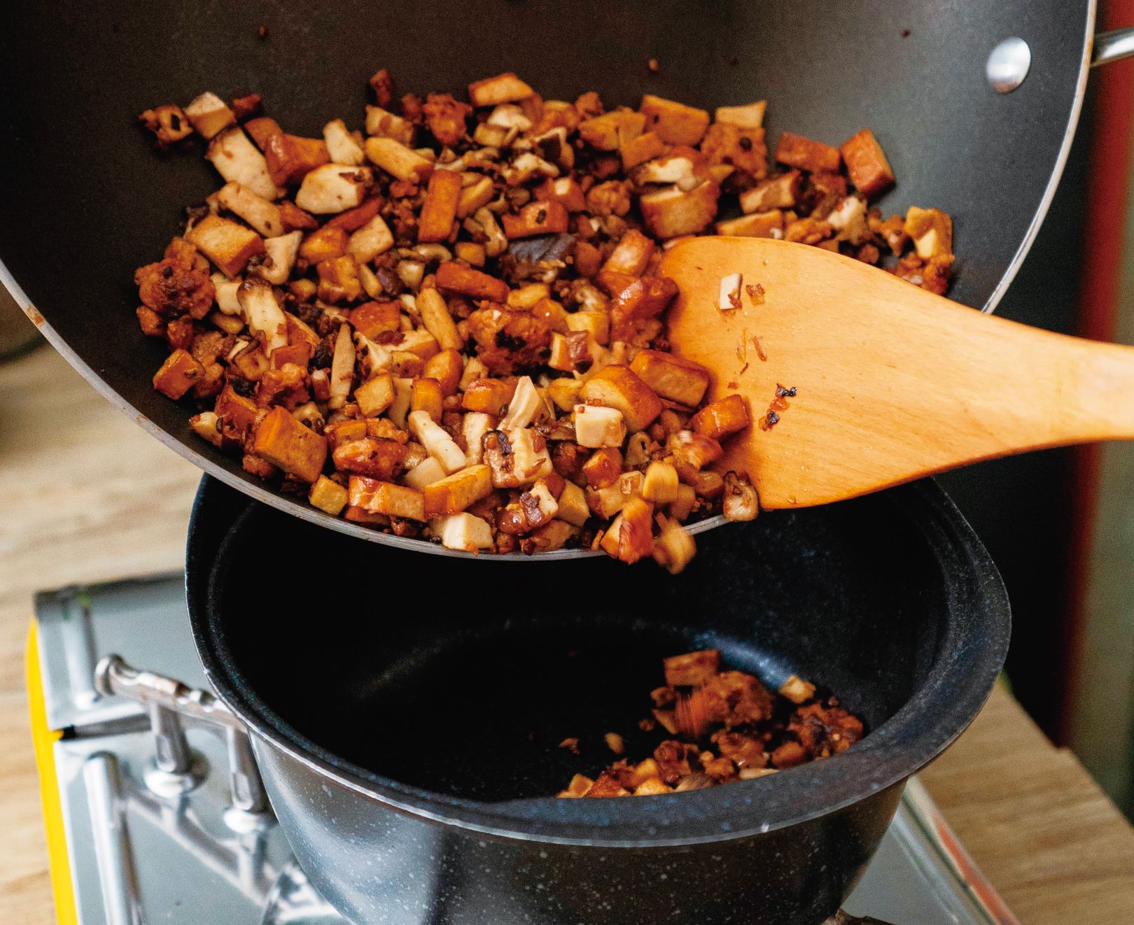 炒好的料放入滷鍋,加入其餘調味料一起拌炒。