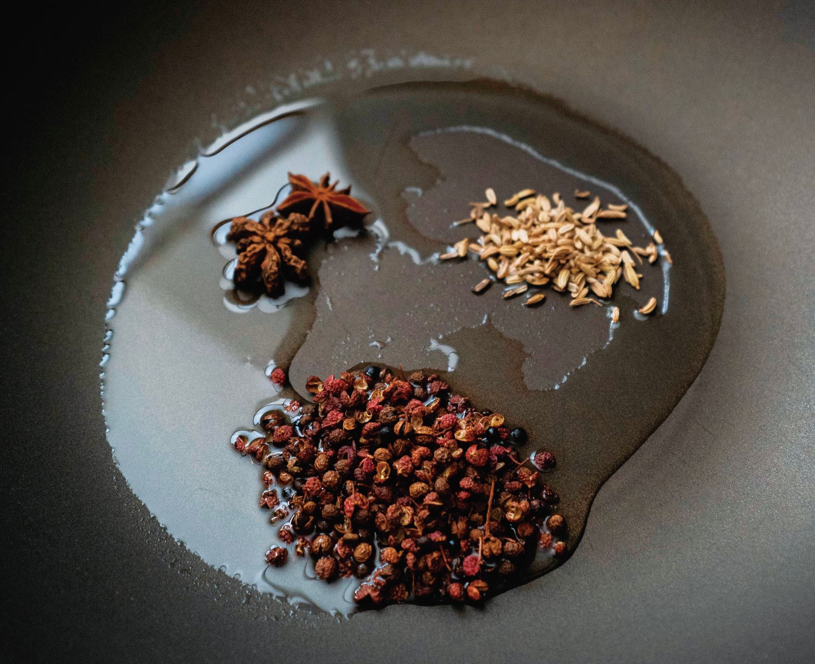 倒入水,並放入滷包、月桂葉,蓋鍋熬煮30分鐘。