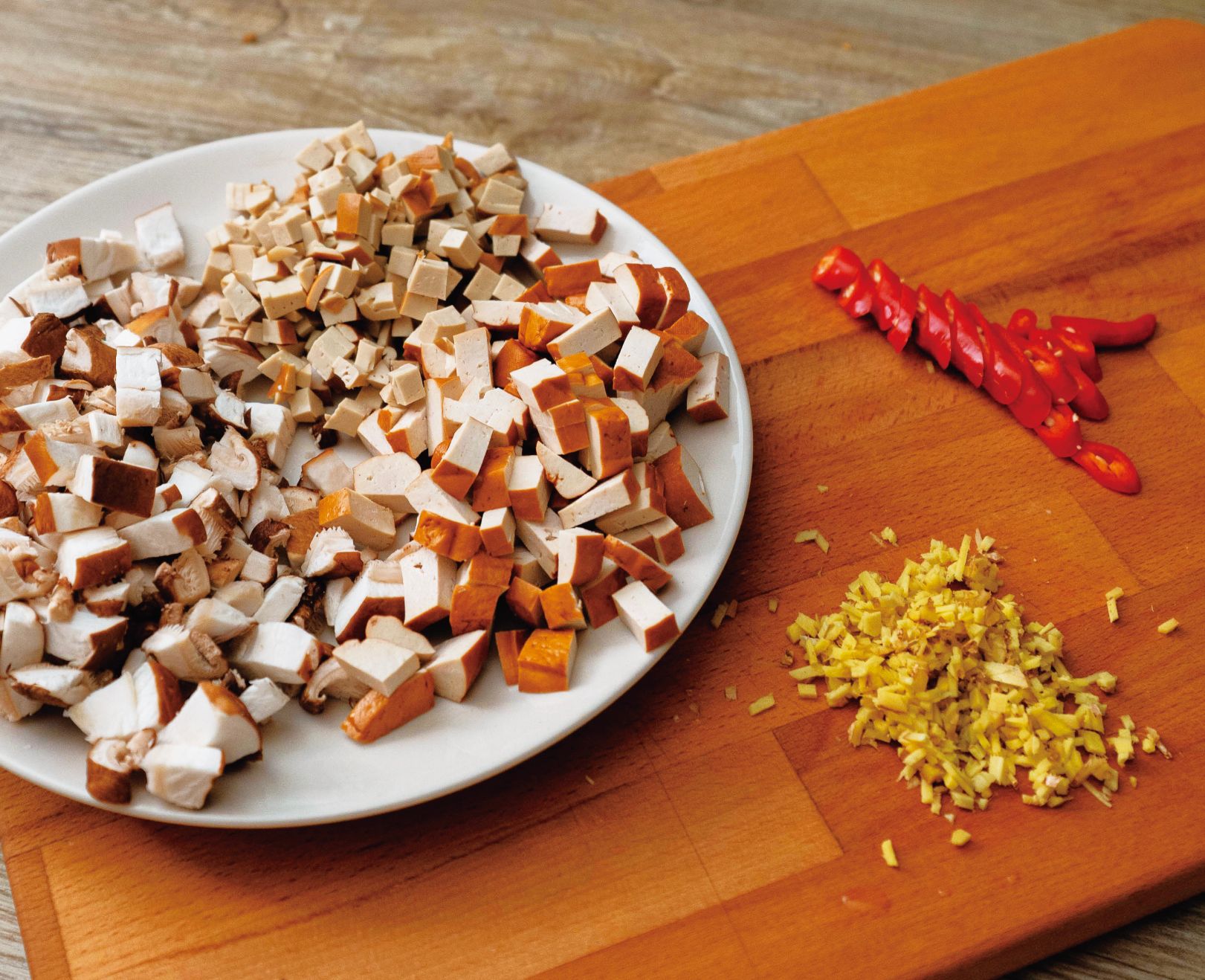 鮮香菇、豆乾、素雞切成小丁狀,老薑切成末狀。