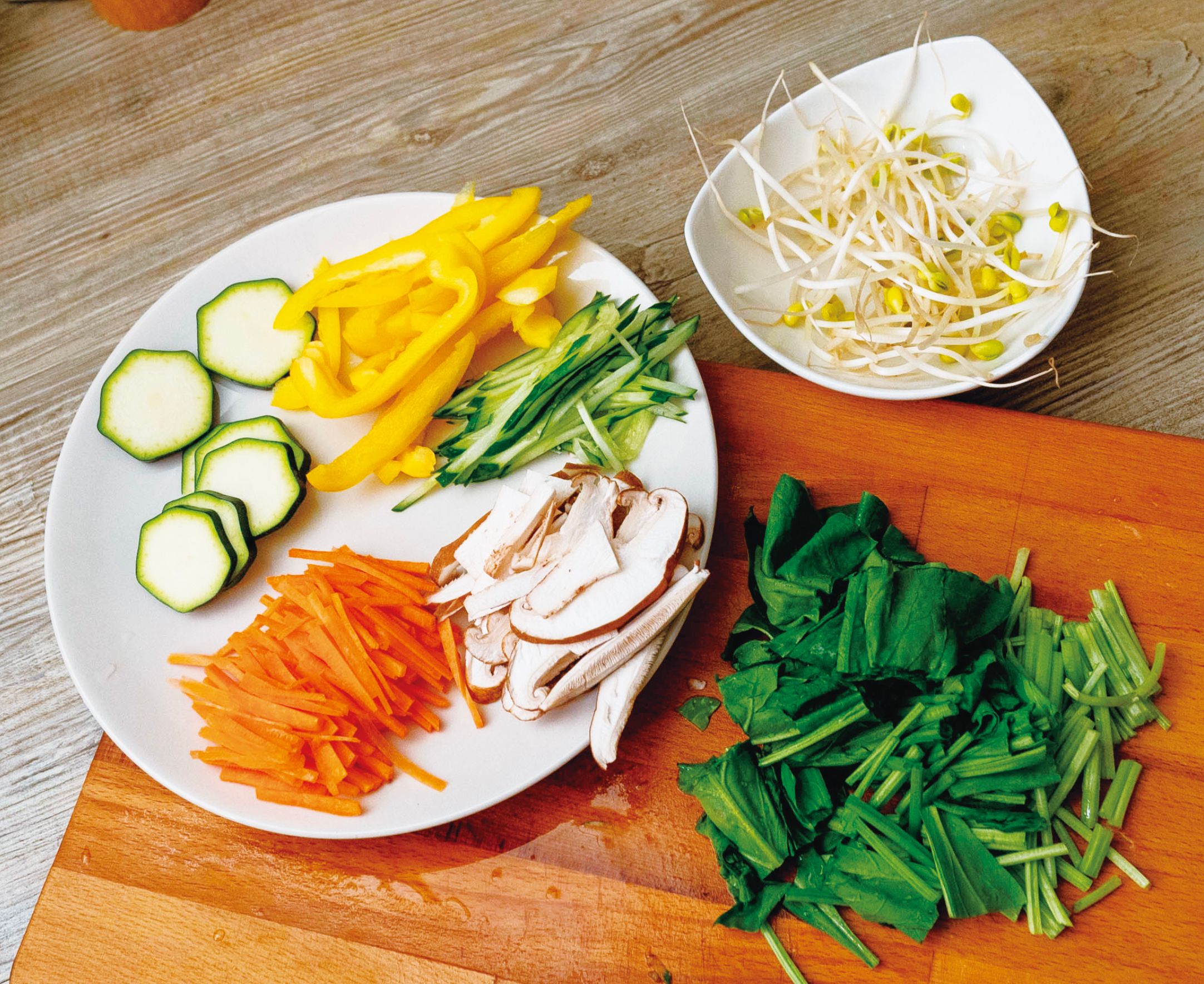 拌飯的蔬菜可以依照個人喜好選擇不同的蔬菜。