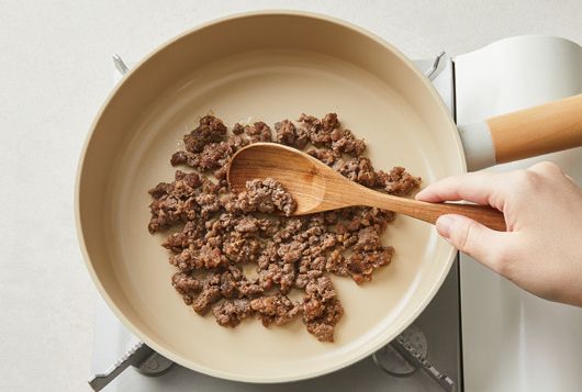 在預熱好的平底鍋裡，放入醃製好的牛肉翻炒。