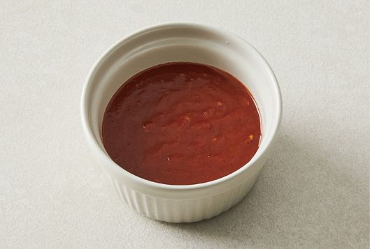 將醋辣醬的所有材料攪拌均勻。