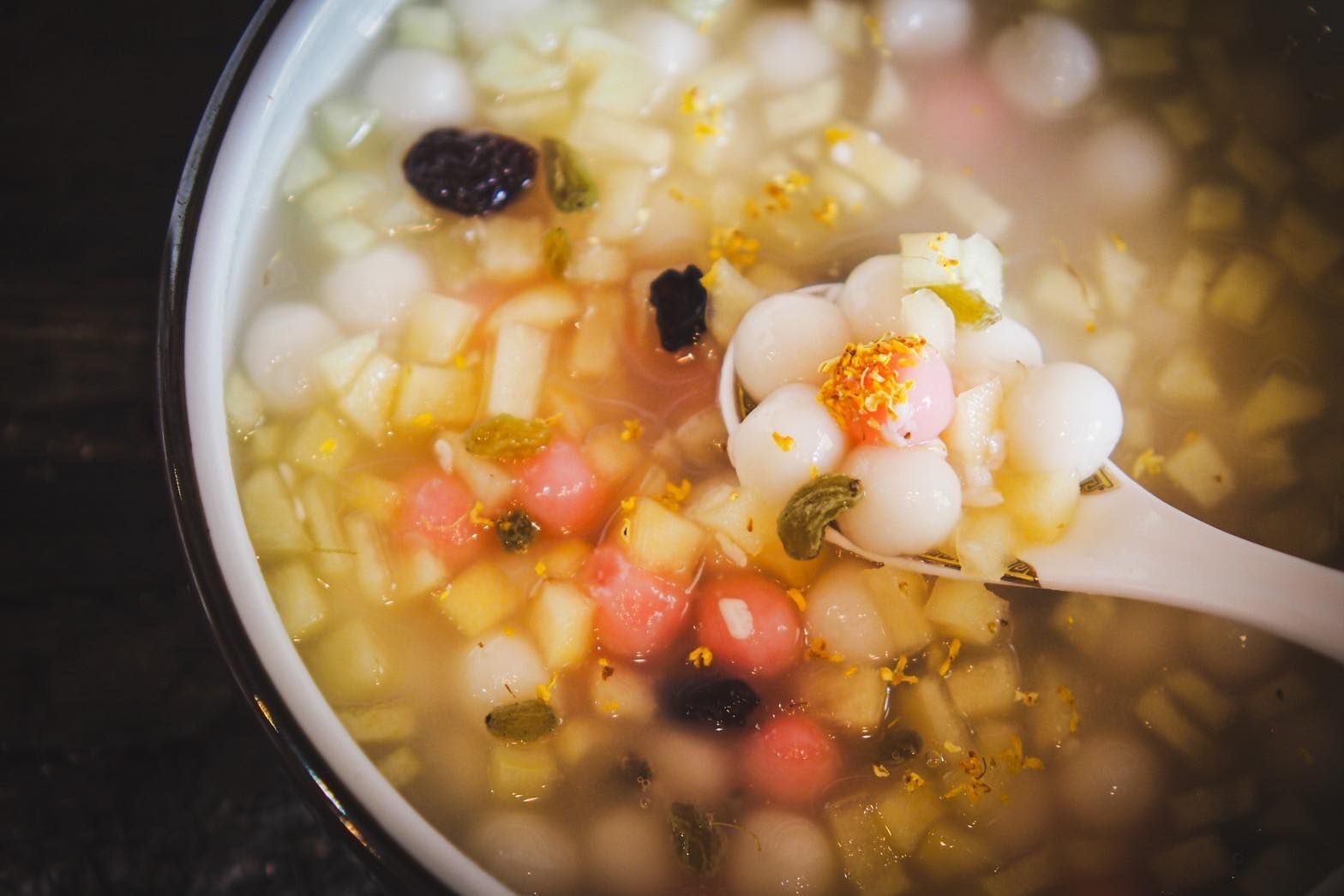 湯圓直接進甜湯煮的話會讓湯色混濁，味道也會不乾淨，會有多餘的生粉味散布在湯頭裡。