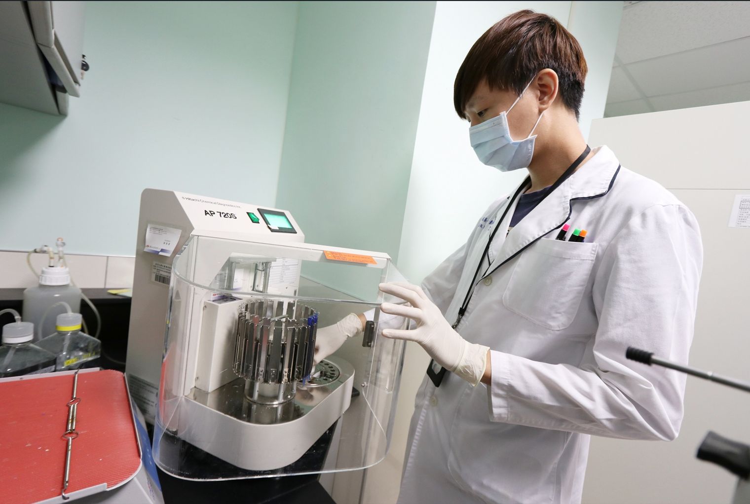 亞大醫院檢驗科團隊透過儀器分析各種過敏原。