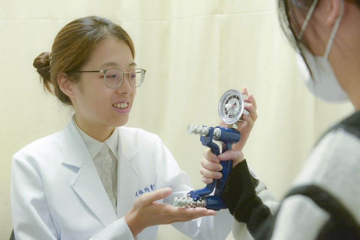 簡詠均醫師教導病人使用握力器測試示意照。