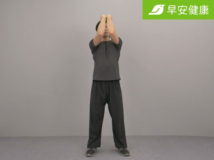 5.雙手往上方伸展，很快就能感受到兩邊肩膀外側，靠近肩關節的地方，肌肉拉得很緊繃。