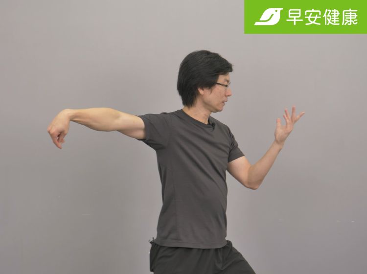 3.左手順著步驟2. 的動作，向身體左側推去，但這時左手臂要翻轉方向，使手掌向外，同時使手臂往外推時不會卡住。在此同時，身體會自然隨著左手往外推的動作，身體向左旋轉，並跟著手臂移動。