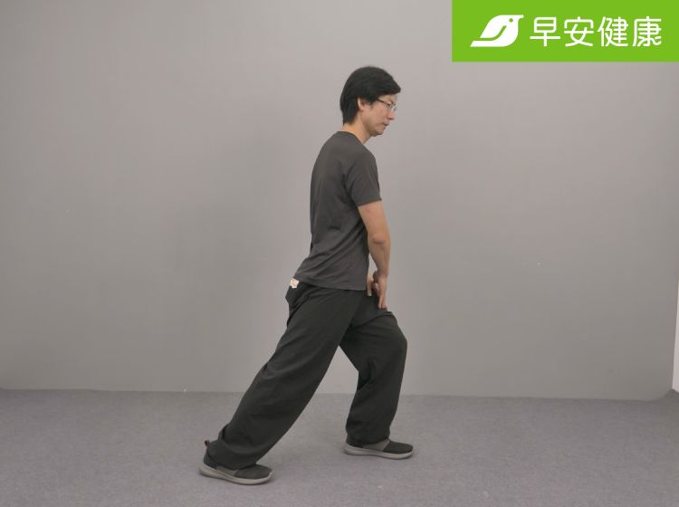 3.將身體重心移往前面，後腳順勢伸直。