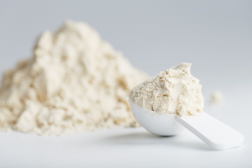 可透過含有濃縮乳清蛋白配方的高鈣奶粉補充蛋白質、鈣質及維生素D