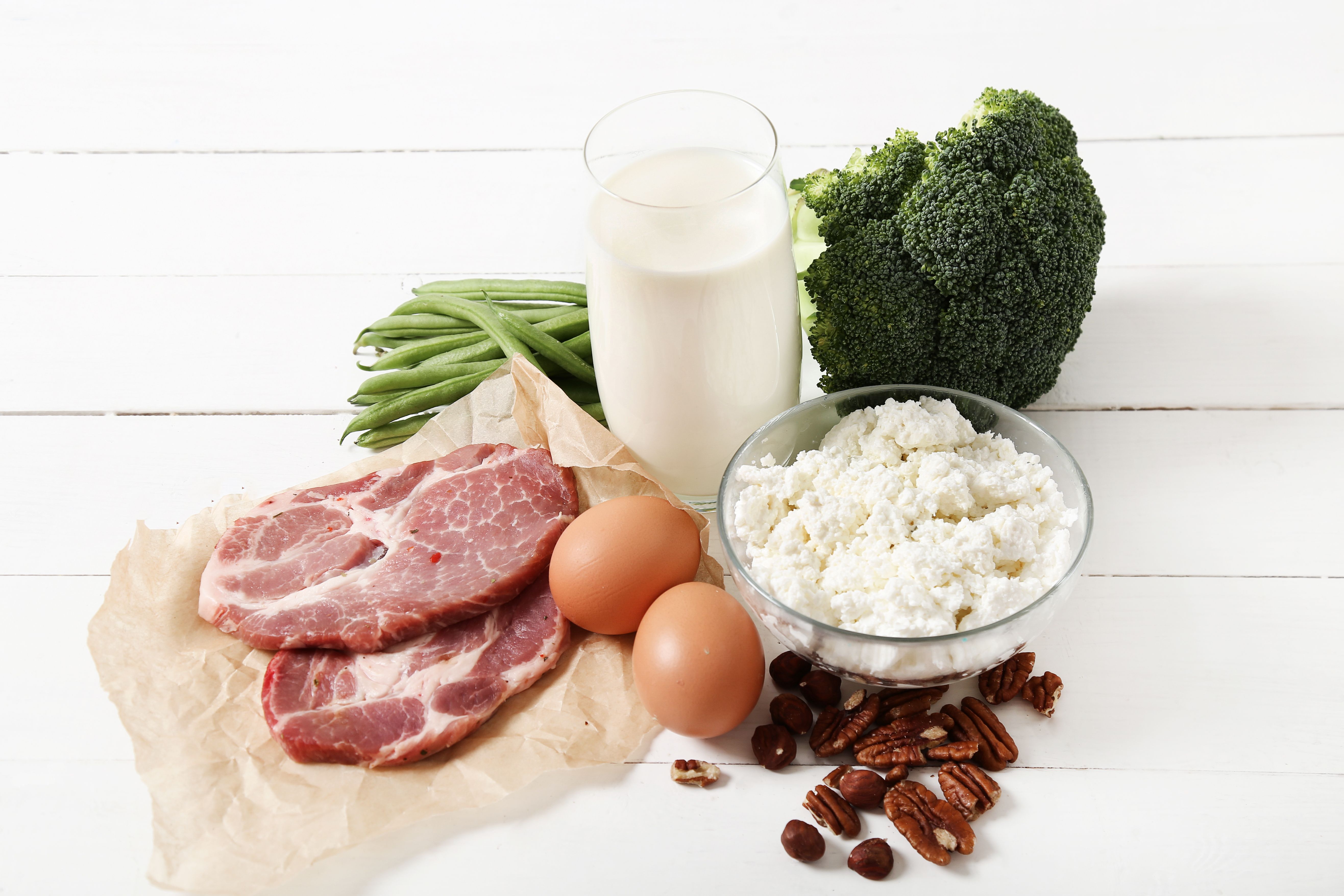 鈣質可從魚肉、牛奶、深綠色蔬菜、芝麻等食物攝取，搭配維生素D3、維生素K2更有助鈣吸收