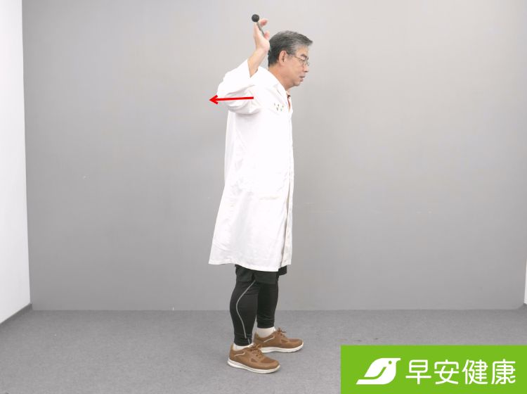 2.頭部往後方向，像是推動健走杖，藉此運動到頸部前方深部的肌肉。