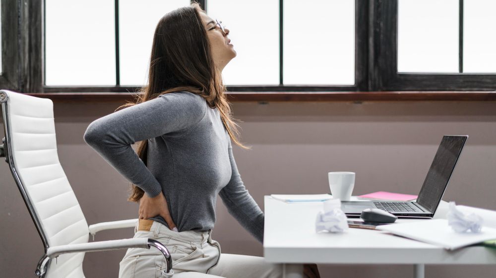 上班久坐、累積肌肉疲勞、長期缺乏足夠鈣質或營養都容易造成腰痠背痛