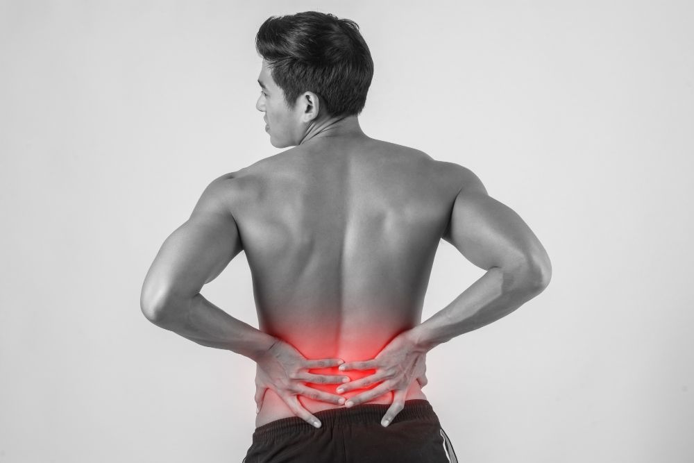 彎腰痠痛分為急性腰痛與慢性腰痛，急性腰痛會自行痊癒，而慢性腰痛會持續12週以上。