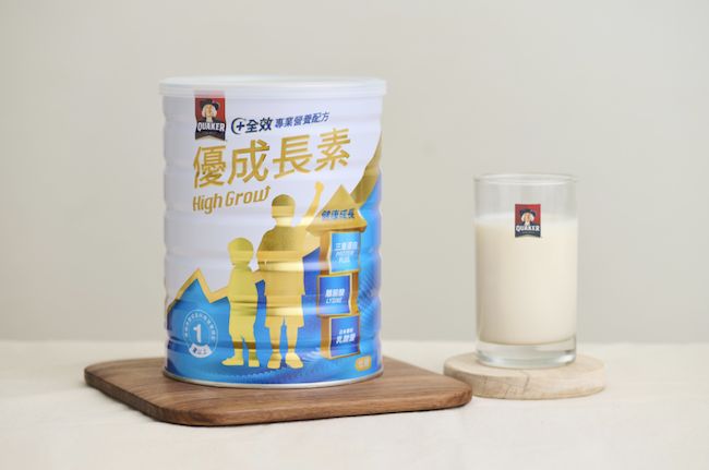 挑選原則1.符合台灣孩童需求 國內外飲食習慣、環境條件不同，孩童成長所要補足的營養需求也有差異。「桂格優成長素」參考衛福部公告的「國人膳食營養素參考攝取量」，以三大營養素為基礎，專為台灣 1歲以上孩童成長營養需求設計，在台灣在地生產、經台灣100位兒科醫師推薦認證，並經台灣孩童實證9成幫助成長進步有感！  挑選原則2.三重優質蛋白、關鍵營養含量充足 良好的蛋白質攝取對於身體成長至關重要，PDCAAS（蛋白質消化率校正胺基酸評分）是一種以蛋白質易消化性及其能否滿足人體胺基酸需求為基準的評分系統。根據PDCAAS標準，乳清蛋白、大豆蛋白和酪蛋白都被視為優質蛋白。「桂格優成長素」同時內含乳清蛋白、大豆蛋白、酪蛋白組成的三重優質蛋白，能發揮不同蛋白質的特性，延續蛋白質功效，穩定不中斷持續幫助提供肌肉生長所需的營養，比起單一蛋白質，作用更持久；含有人體無法自行合成的離胺酸等9種必需胺基酸，以及鈣質、維生素D、A、K2，幫助骨骼發育，一次補充成長關鍵所需42種營養素。  挑選原則3.配方成分增進食慾、支援成長所需 桂格優成長素特別添加日本專利乳酸菌、膳食纖維及DHA，幫助增進食慾、調整體質、支援成長所需營養，建立良好的身體健康基礎，讓孩子營養吸收及成長更加順利。尤其日本專利乳酸菌經專利熱封技術、能耐熱，不擔心像一般乳酸菌遇熱會失去活性，因此不管是用溫熱水沖泡、溫熱飲用都不受限制。  挑選原則4.好入口、低糖無果糖 孩子能接受且願意吃的營養品，方便好入口非常重要，但此時家長一定要特別注意添加物和糖分的含量！桂格優成長素每100毫升含糖量約2.3公克，低糖、無果糖、無額外添加乳糖，能滿足適口性，同時又能健康補充所需營養。