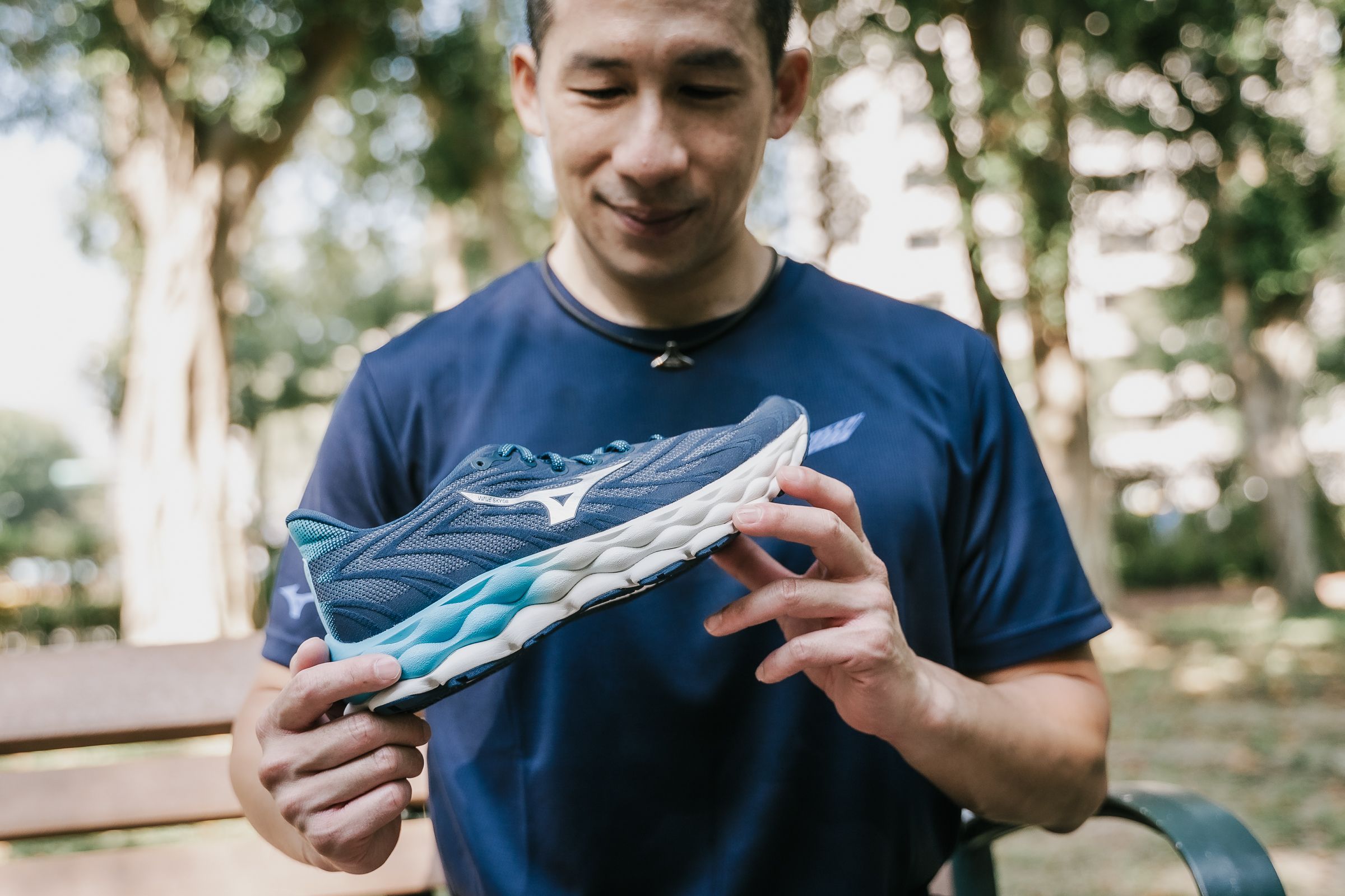 Mizuno WAVE SKY 8 的緩震穩定讓凱文醫師一上手就印象深刻。（照片來源｜卡斯）