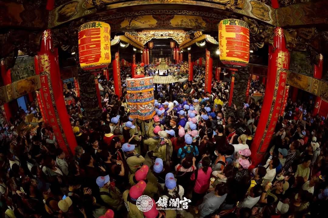 2025年大甲媽祖起駕日聚集了滿滿人潮。