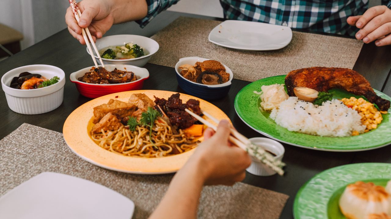 根據先吃蛋白質，再吃青菜、澱粉的原則，可有效緩和飯後血糖上升速度。（圖片來源：Canva）