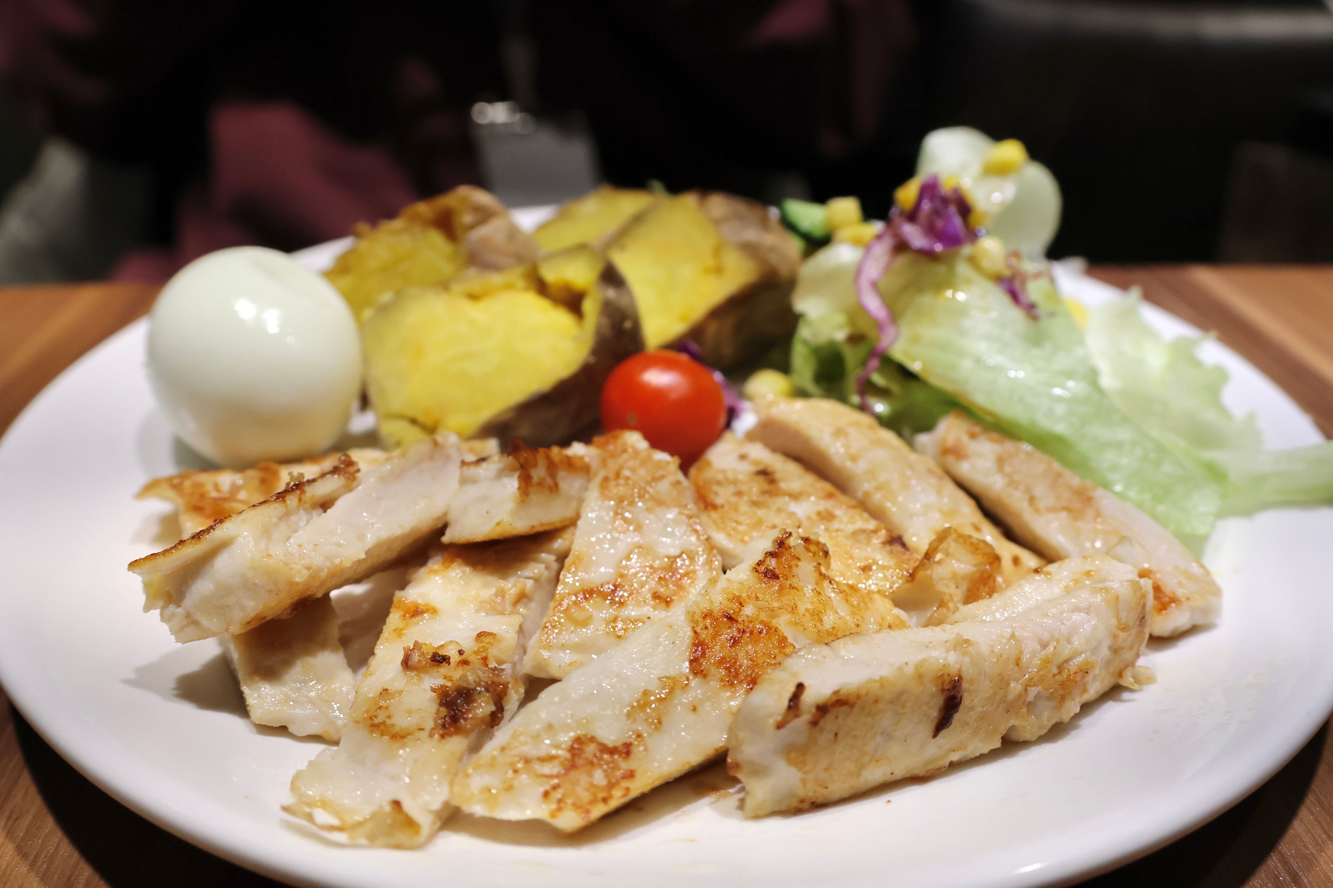 一流教練會盡量挑選蔬菜、雞肉較豐富的餐點，來補充能量。（圖片來源：一流教練）
