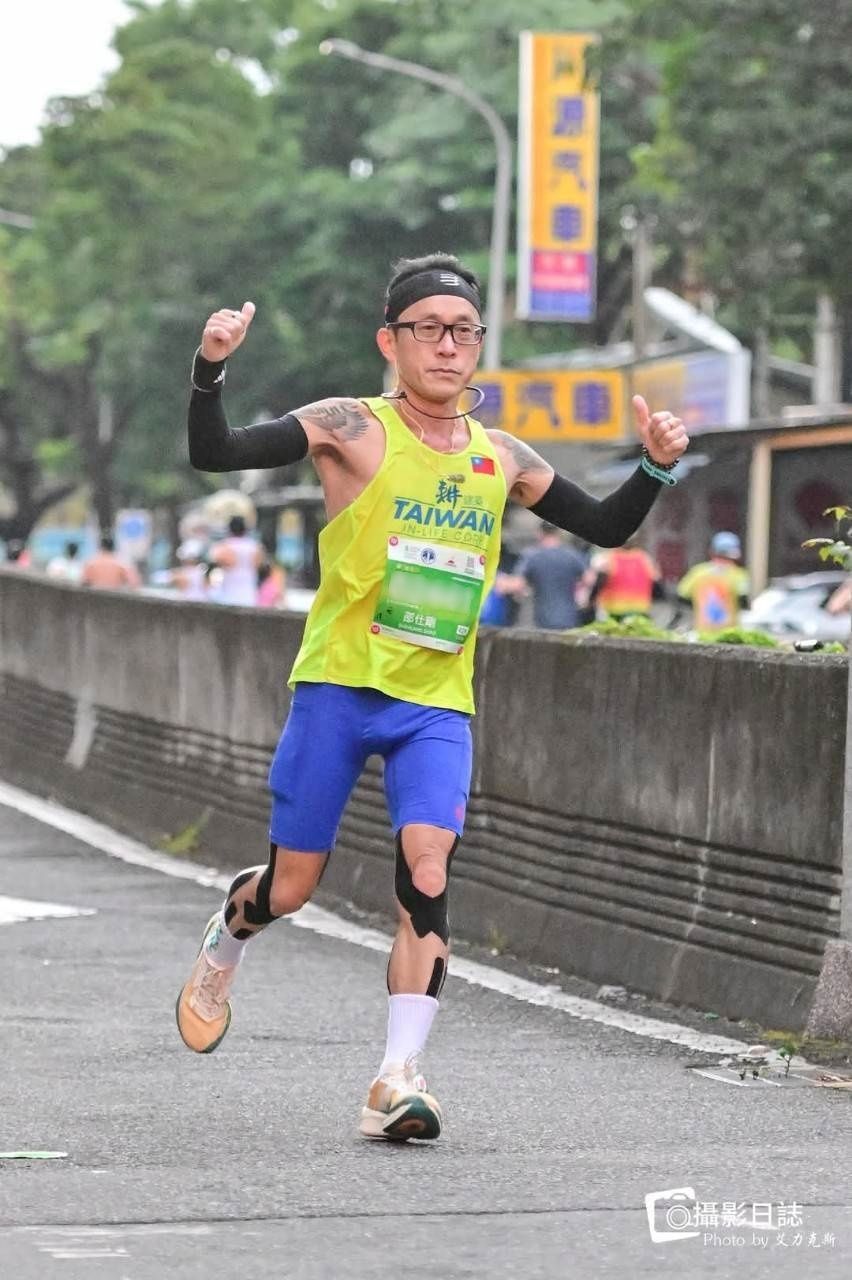 邵仕剛，熟識他的朋友或學生都稱呼他「邵爸」，靠著跑步及日常飲食保養讓人生變得不同。（圖片來源：邵爸）