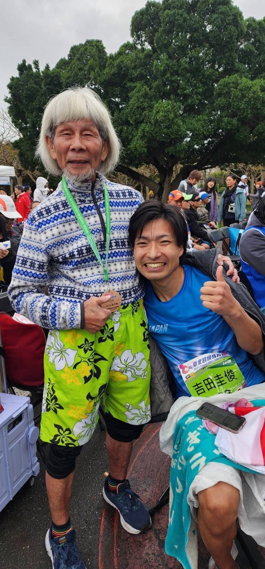 翁竹雄與24小時組冠軍的日本跑者吉田圭俊合影(翁竹雄提供)