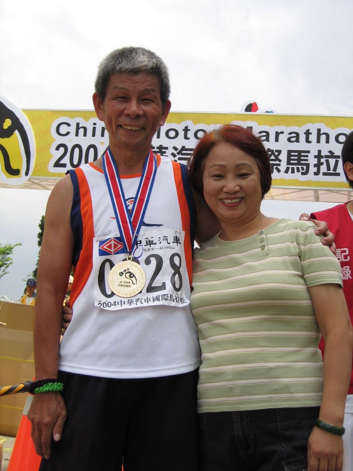 翁竹雄62歲開始跑全馬,太太陳寶蓮到場加油(翁竹雄提供)