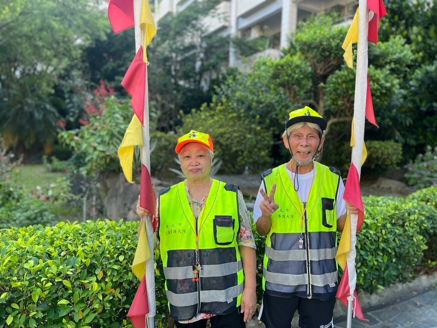 太太陳寶蓮鼓勵翁竹雄加入志工行列，兩人志工時數各有上萬小時（溪洲國小提供）