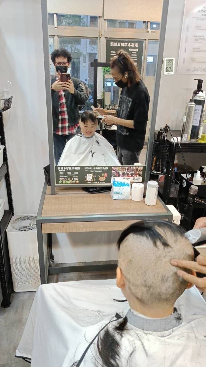 治療中：化療後二周左右，頭髮整把整把掉，顏艾琳笑咪咪請作家老公吳鈞堯幫忙拍「落髮」照