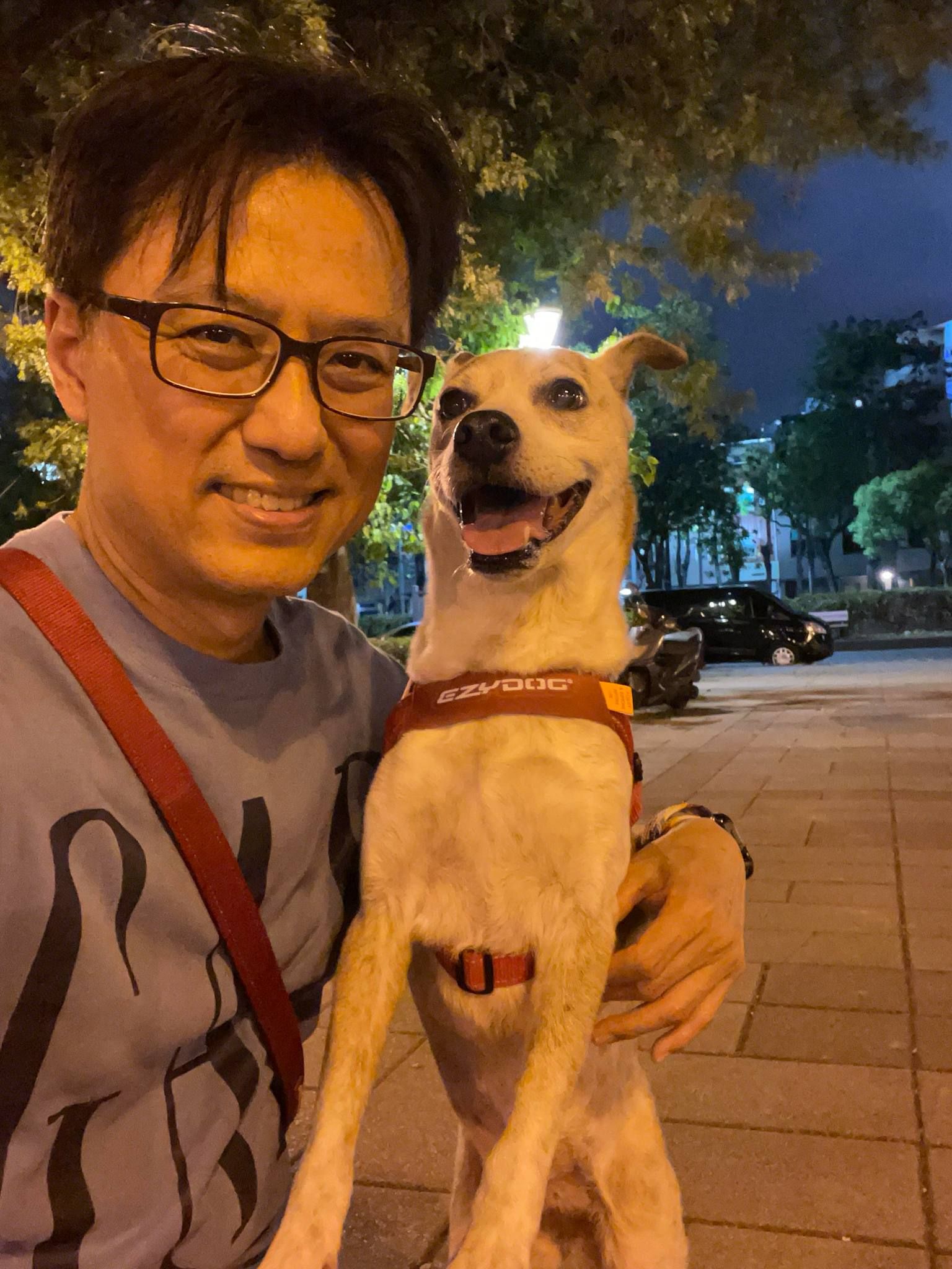 Leo與愛犬茱麗，Leo歷經生死關頭，更珍惜當下活著的每一天（Leo提供）