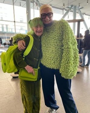 伊莉莎白經常親切回應民眾的合照要求