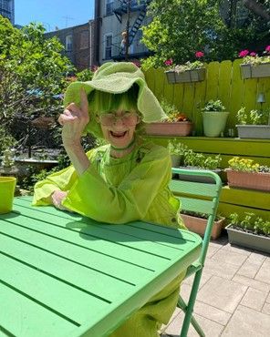 在家中後院開心拍照的伊莉莎白