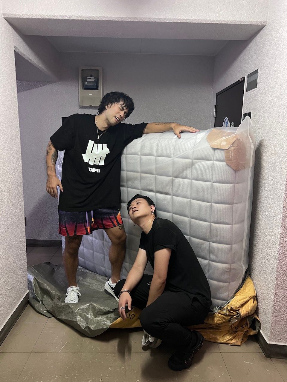 為能睡到適合的床墊，彭尊（左）不只從台灣運床墊到日本，還跟朋友走樓梯，從一樓扛到七樓。（彭尊提供）