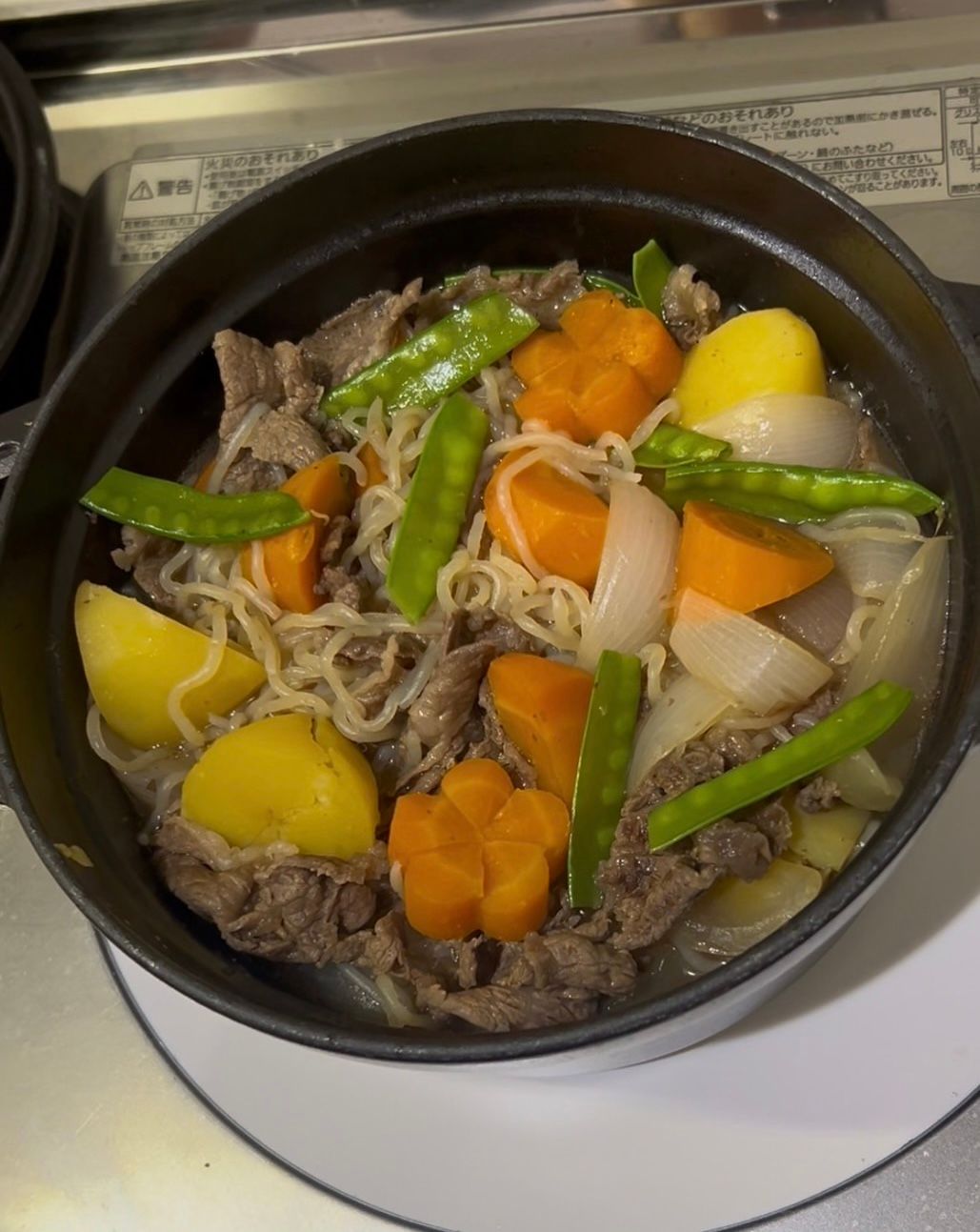 注意均衡飲食,身在日本的彭尊,學做日式馬鈴薯燉肉。(彭尊提供)